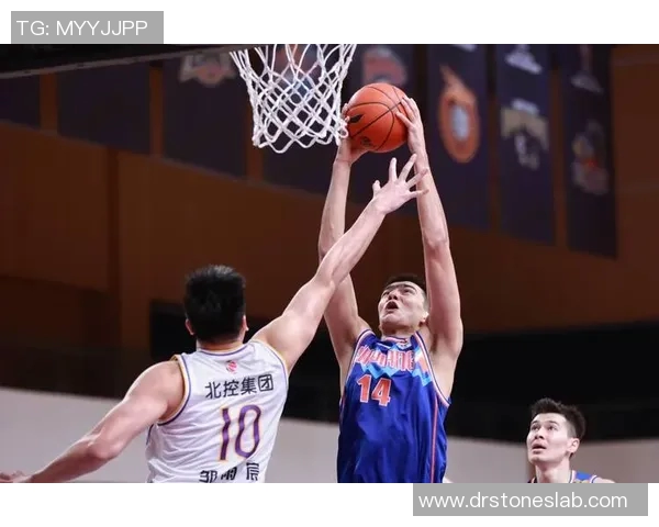 新疆队26号球员鲁吐布拉因伤退出比赛，全队备受影响